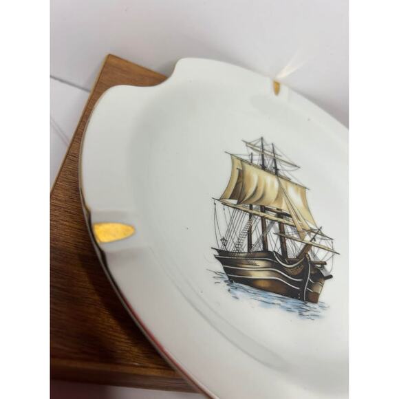 VINTAGE Ashtray Hand-Painted, WHITE CERAMIC, GOLD TRIM SAILIN - Picture 4 of 9